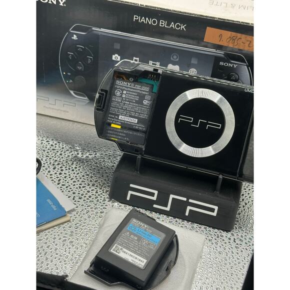 Black psp 2000 w/charger & box - Picture 5 of 8